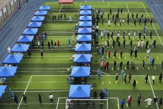 Nulová tolerance ke covidu v Číně, nakažení končí v táborech - Novinky